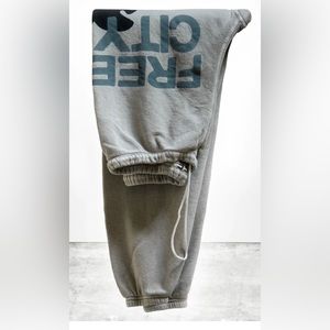 Free City SUPERFLUFF LUX VINTAGEBATH OG sweatpant - lawrence's sand